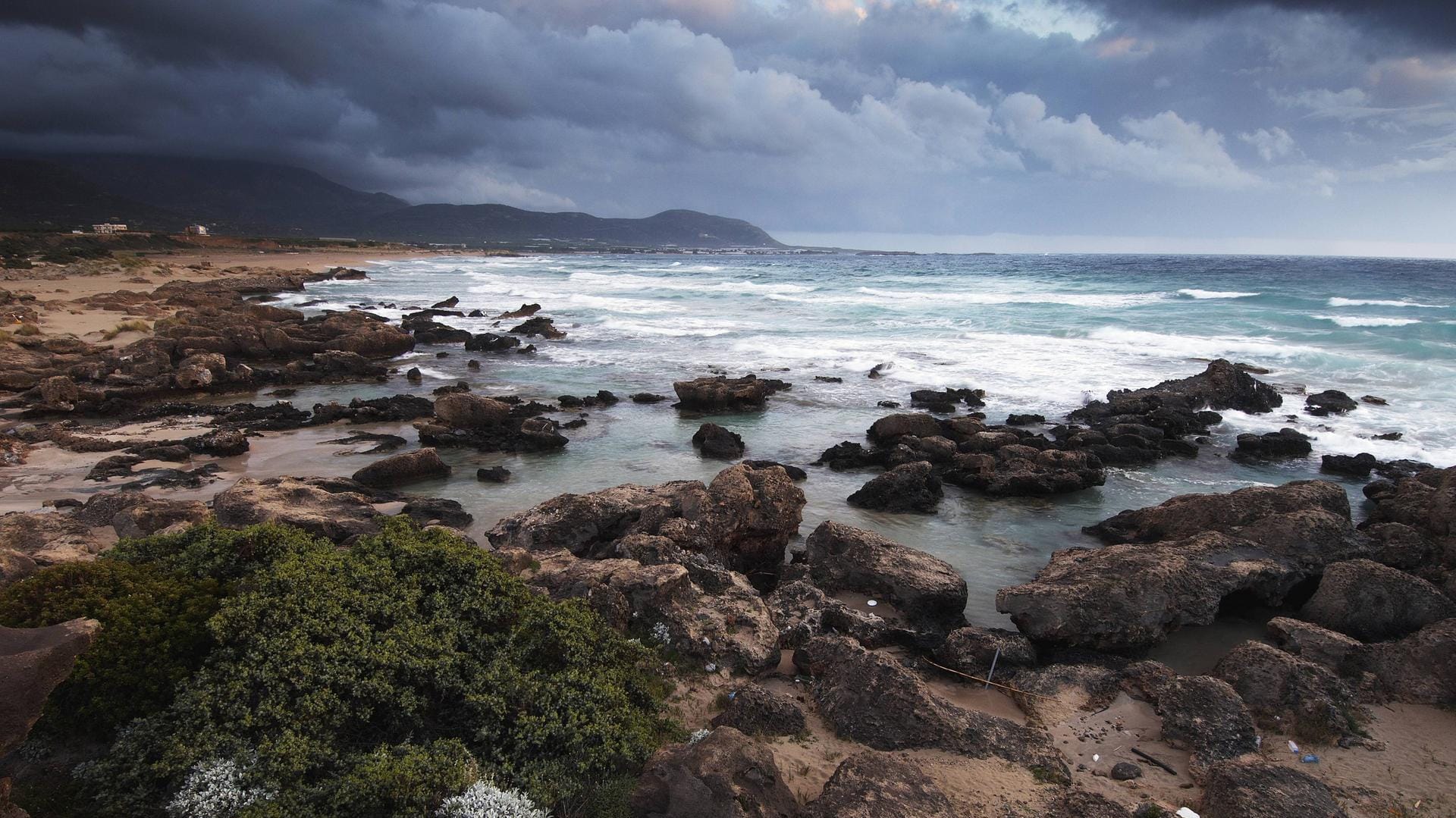 Dunkle Wolken über Kreta: Auf der Insel in der südlichen Ägäis waren die Erdstöße ebenfalls zu spüren. (Symbolfoto)