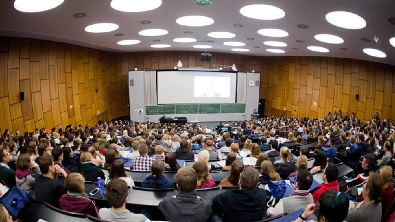 Erstsemester-Studenten sitzen bei einer Begrüßungsveranstaltung im Audimax der Leibniz Universität Hannover.
