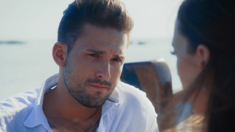 "Bachelor in Paradise": Mit einem Boot schipperten Christina und Marco am Strand entlang.