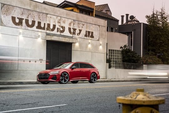 Kombi aus der Muckibude: Dem Avant RS6 verpasst Audi einen 600-PS-Motor, der bis zu 800 Nm Drehmoment auf die Kurbelwelle wuchtet.