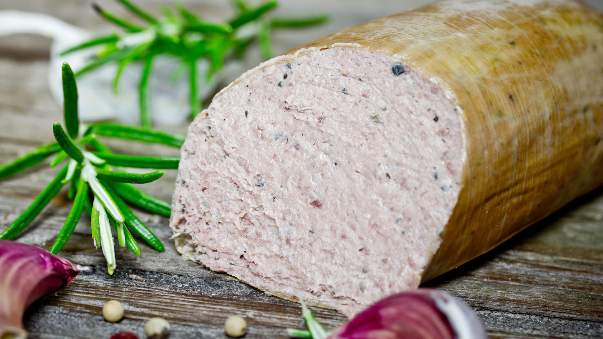 Leberwurst: Eine mögliche Kühlkettenunterbrechung könnte die Leberwürste der Marke "K-Favourites" verdorben haben. (Symbolbild)