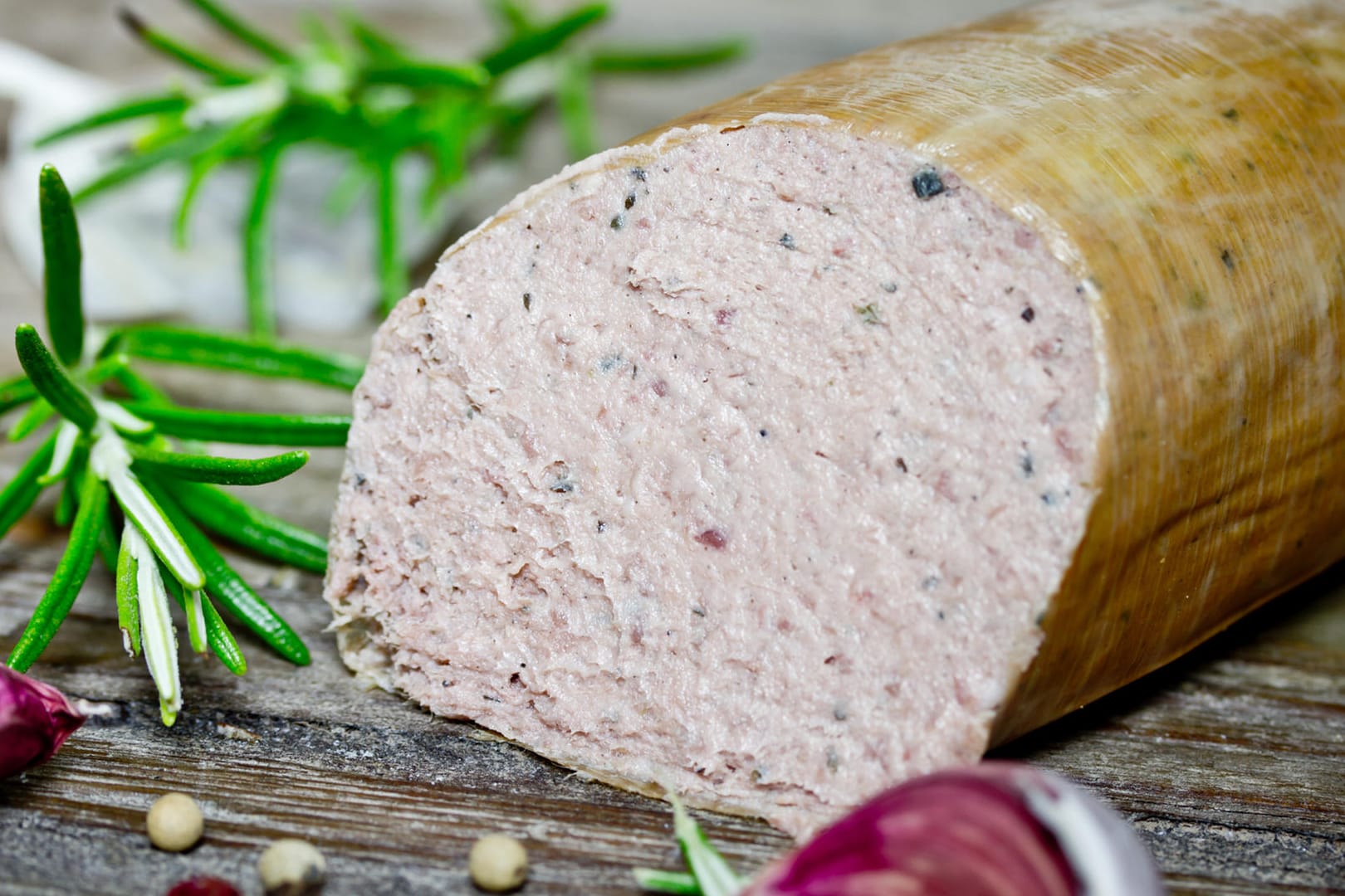 Leberwurst: Eine mögliche Kühlkettenunterbrechung könnte die Leberwürste der Marke "K-Favourites" verdorben haben. (Symbolbild)