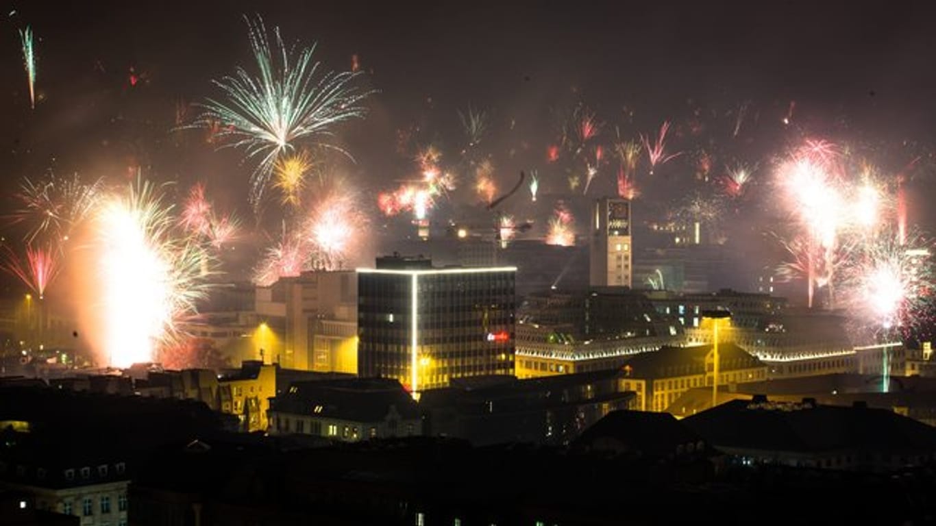 Die deutschen Städte verzichten auch in diesem Jahr auf umfassende Böllerverbote: Lediglich in einzelnen Brennpunktzonen darf kein Feuerwerk gezündet werden.