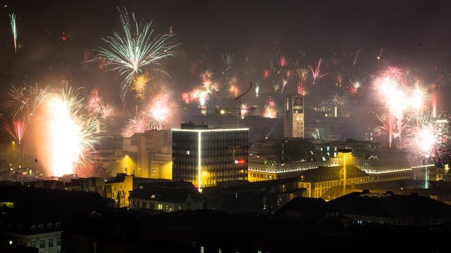 Die deutschen Städte verzichten auch in diesem Jahr auf umfassende Böllerverbote: Lediglich in einzelnen Brennpunktzonen darf kein Feuerwerk gezündet werden.