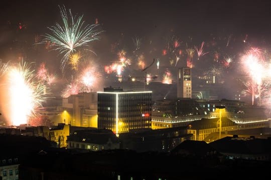 Die deutschen Städte verzichten auch in diesem Jahr auf umfassende Böllerverbote: Lediglich in einzelnen Brennpunktzonen darf kein Feuerwerk gezündet werden.