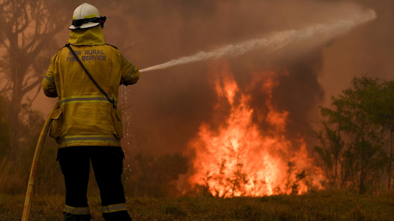 Ein Feuerwehrmann löscht einen Brand in Australien: Die Polizei beschuldigt einen 19-Jährigen der Brandstiftung. (Archivbild)