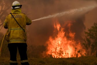 Ein Feuerwehrmann löscht einen Brand in Australien: Die Polizei beschuldigt einen 19-Jährigen der Brandstiftung. (Archivbild)