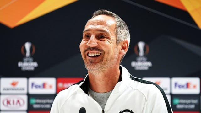 Zeigt sich in London vor dem Spiel gegen den FC Arsenal gutgelaunt: Eintracht-Trainer Adi Hütter. Zeigt sich in London vor dem Spiel gegen den FC Arsenal gutgelaunt: Eintracht-Trainer Adi Hütter.
