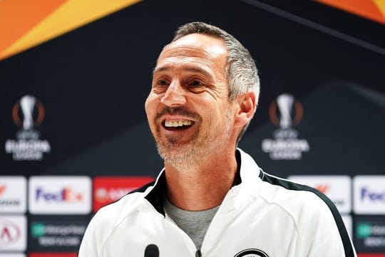 Zeigt sich in London vor dem Spiel gegen den FC Arsenal gutgelaunt: Eintracht-Trainer Adi Hütter.