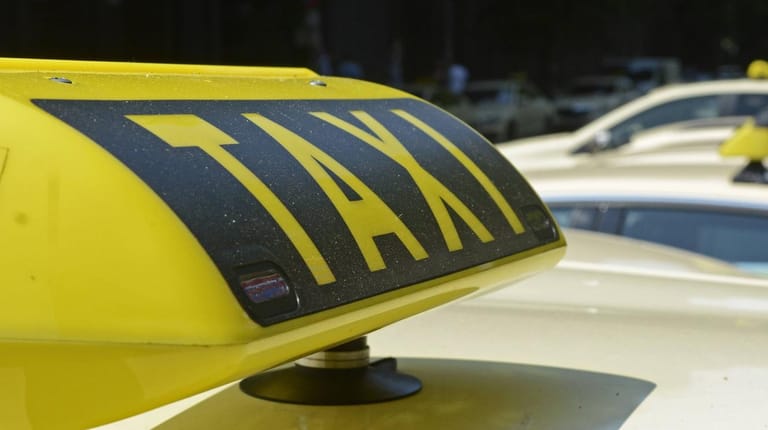 Taxi-Schild: Unten sind links und rechts zusätzliche Lämpchen eingelassen.