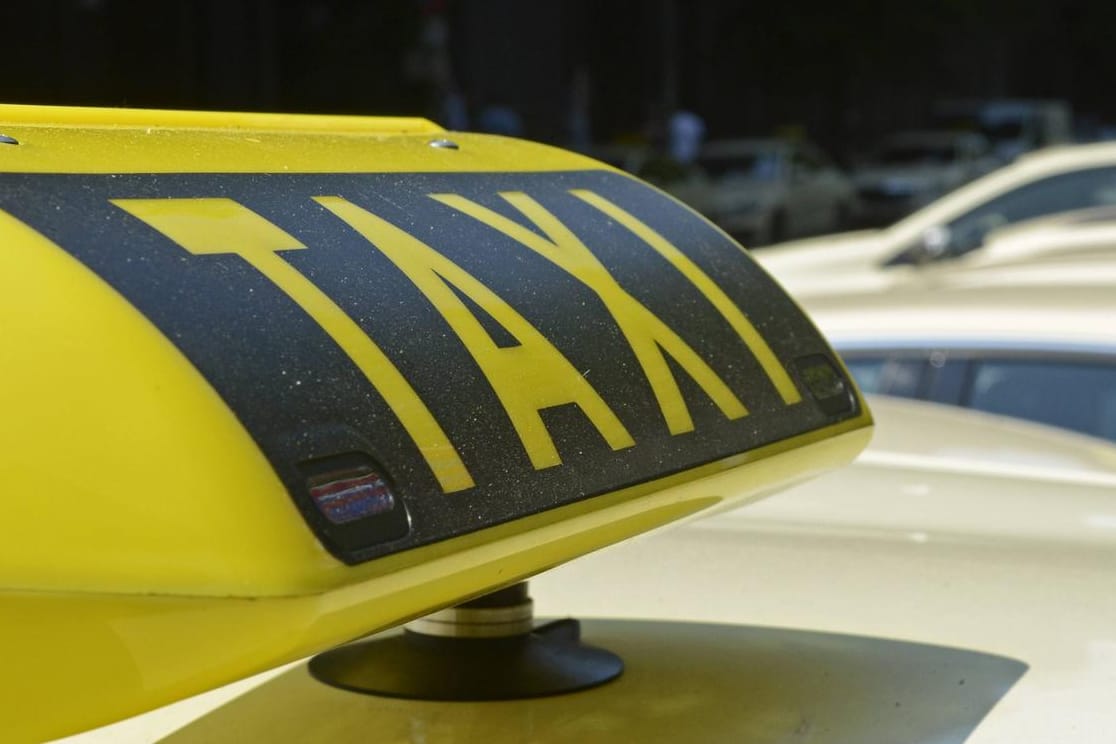 Taxi-Schild: Unten sind links und rechts zusätzliche Lämpchen eingelassen.