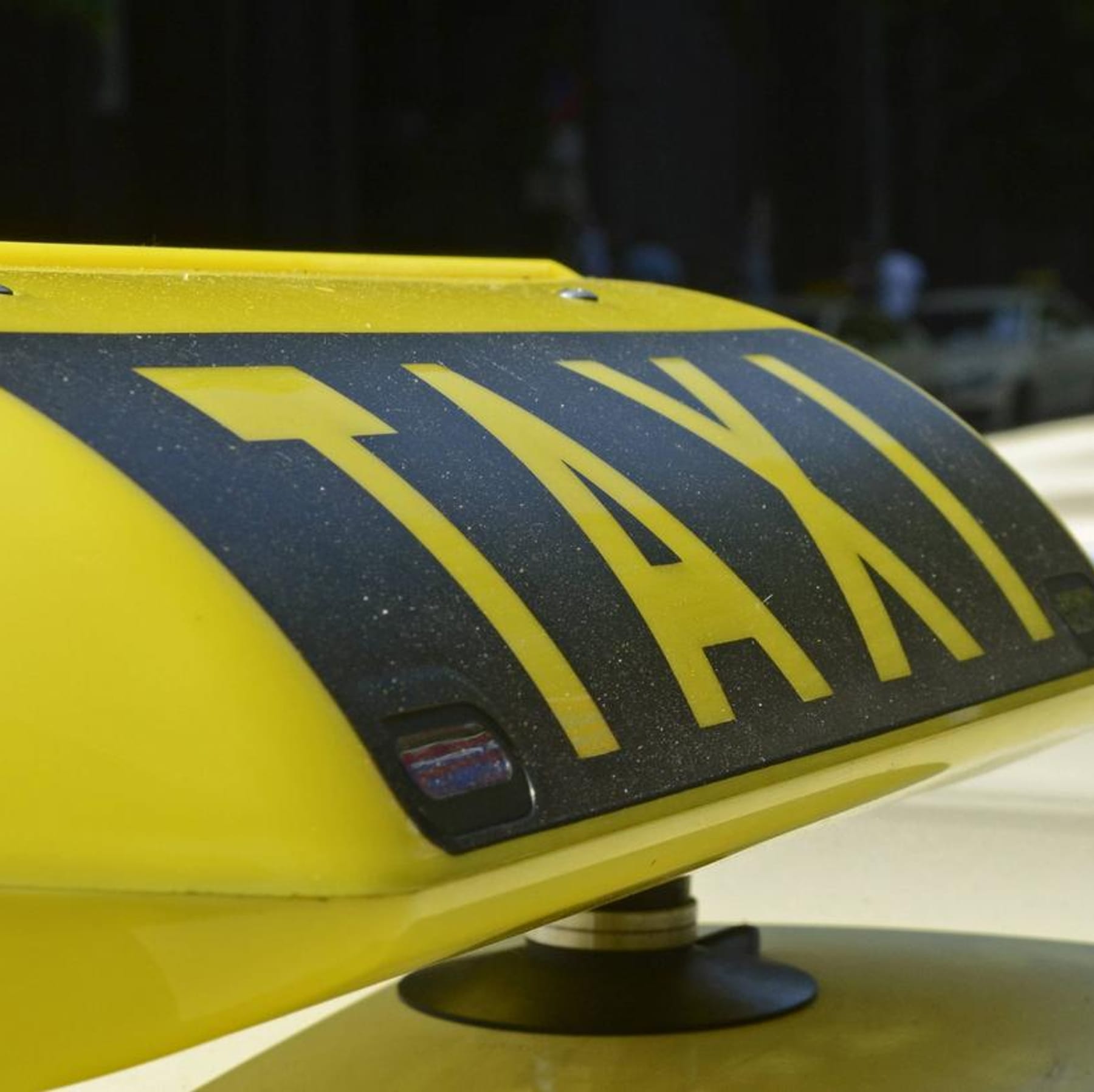 Taxi blinkt rot: Das bedeutet der stille Alarm - und so reagierst du richtig
