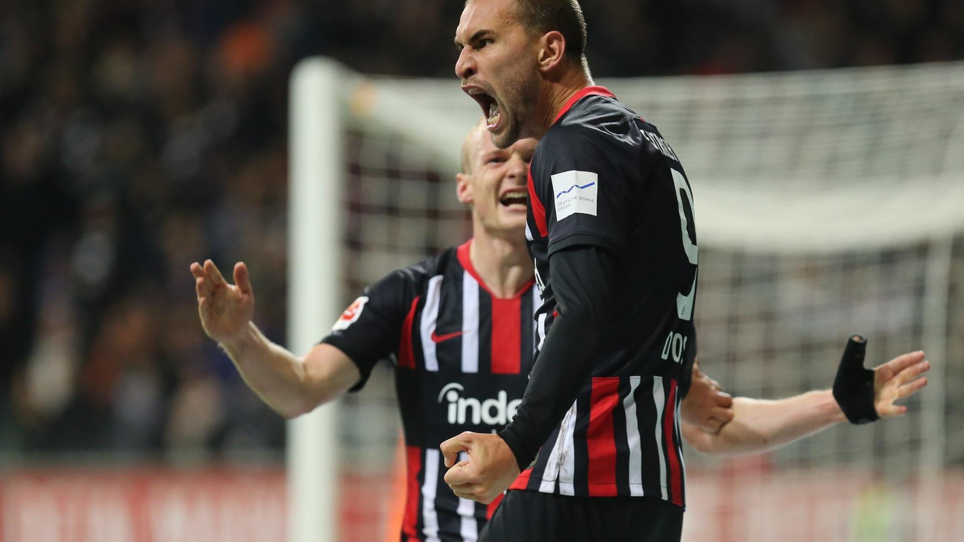 Stürmer Bas Dost und Sebastian Rode beim Spiel gegen Bayer Leverkusen: Die beiden Frankfurter werden in der Partie gegen den FC Arsenal fehlen.