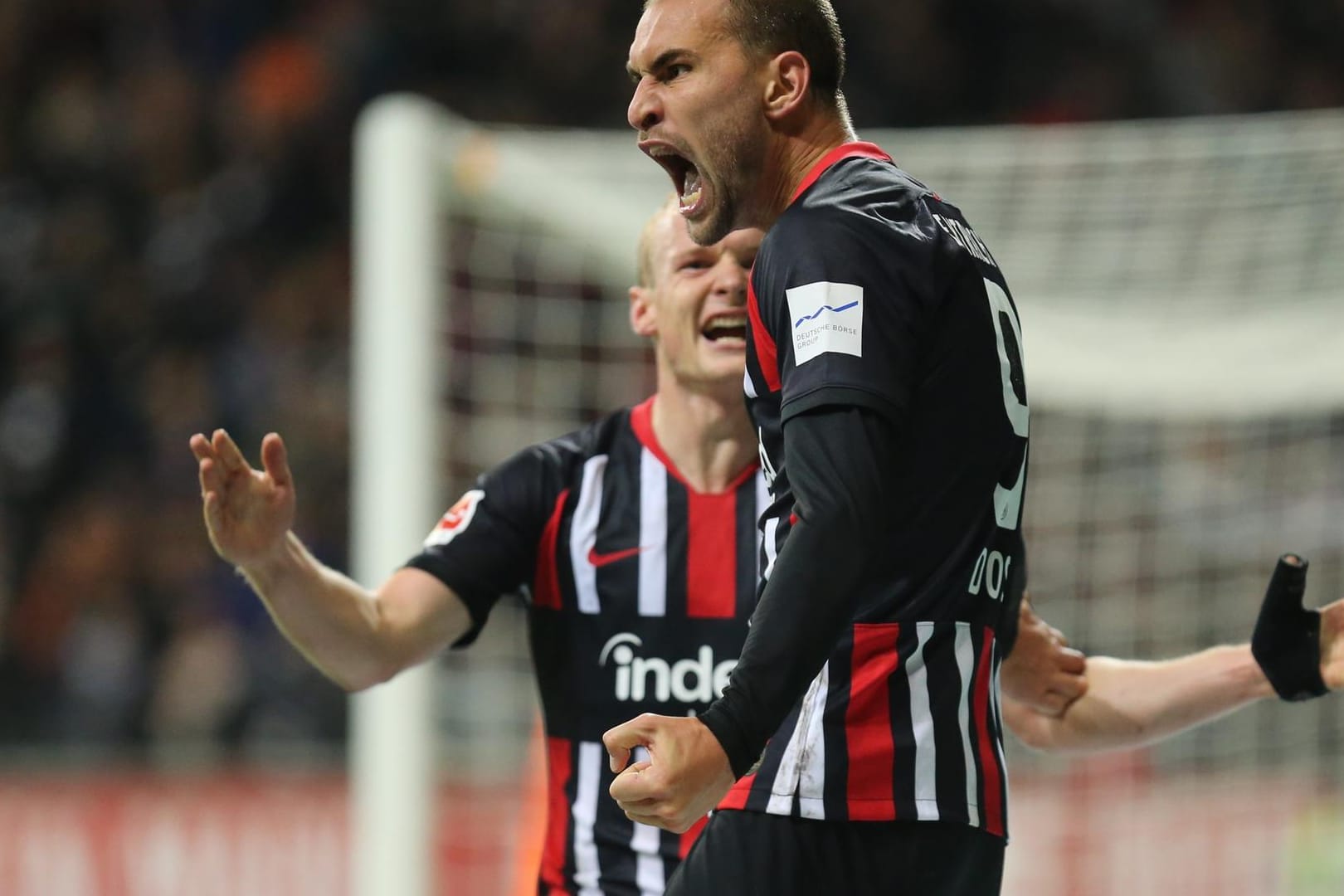 Stürmer Bas Dost und Sebastian Rode beim Spiel gegen Bayer Leverkusen: Die beiden Frankfurter werden in der Partie gegen den FC Arsenal fehlen.