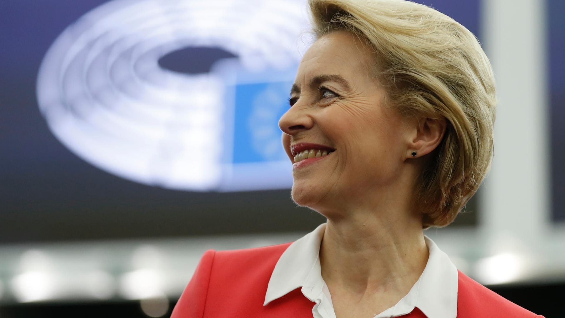 Ursula von der Leyen (CDU) am Mittwoch im EU-Parlament: Mit einem Monat Verzögerung kann ihr Team aus 26 Kommissaren starten.