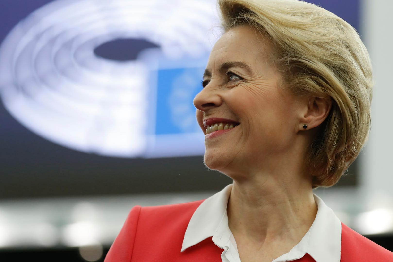 Ursula von der Leyen (CDU) am Mittwoch im EU-Parlament: Mit einem Monat Verzögerung kann ihr Team aus 26 Kommissaren starten.