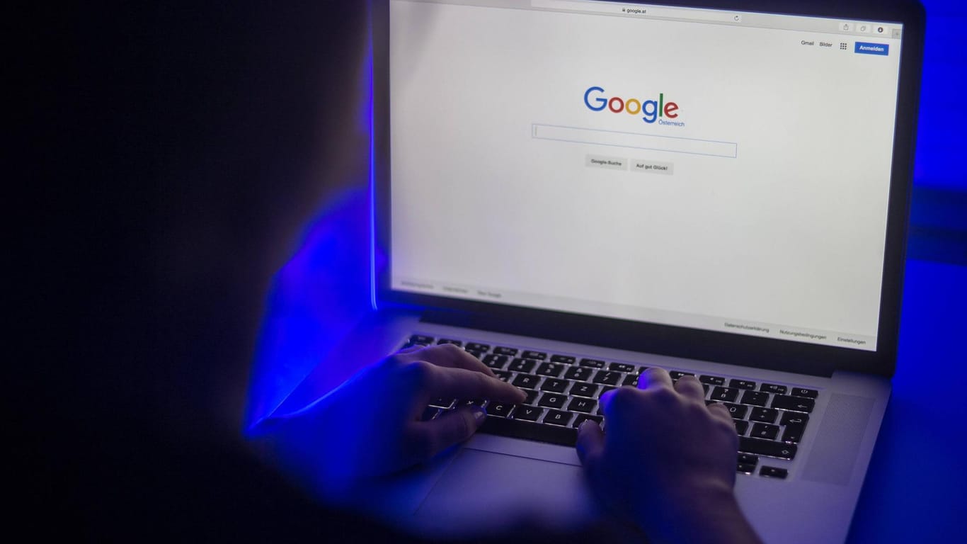 Eine Person nutzt die Google-Suchmaschine: Das Bundesverfassungsgericht hat das "Recht auf Vergessenwerden" gestärkt.