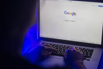 Eine Person nutzt die Google-Suchmaschine: Das Bundesverfassungsgericht hat das "Recht auf Vergessenwerden" gestärkt.
