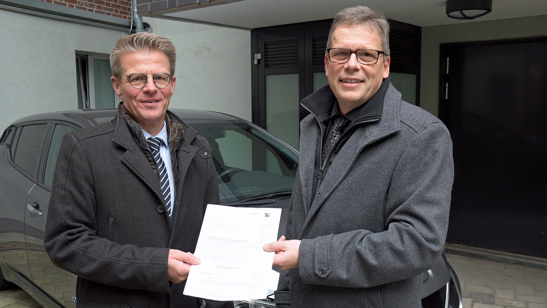 Markus Coerdt, Hauptdezernent der Bezirksregierung Arnsberg, übergibt Stadtrat Arnulf Rybicki den vorerst letzten Fördermittelbescheid für Elektrofahrzeuge. Markus Coerdt, Hauptdezernent der Bezirksregierung Arnsberg, übergibt Stadtrat Arnulf Rybicki den vorerst letzten Fördermittelbescheid für Elektrofahrzeuge.