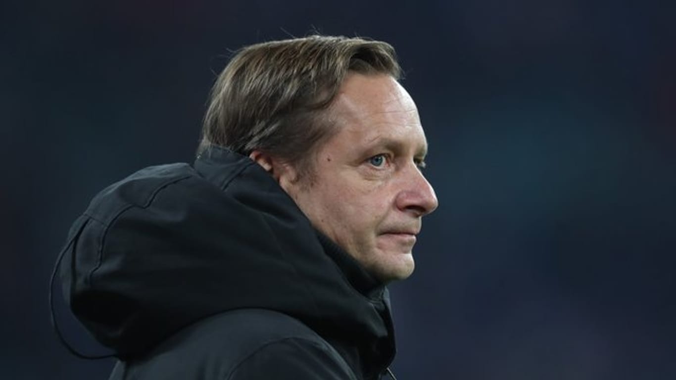 Kölns neuer Geschäftsführer Sport Horst Heldt steht vor Beginn des Spiels im Stadion: Er fordert jetzt einen "Extrameter".