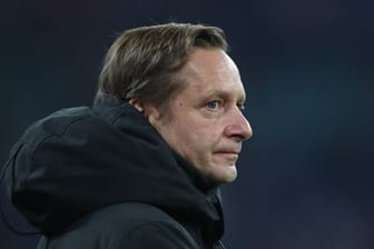 Kölns neuer Geschäftsführer Sport Horst Heldt steht vor Beginn des Spiels im Stadion: Er fordert jetzt einen "Extrameter".