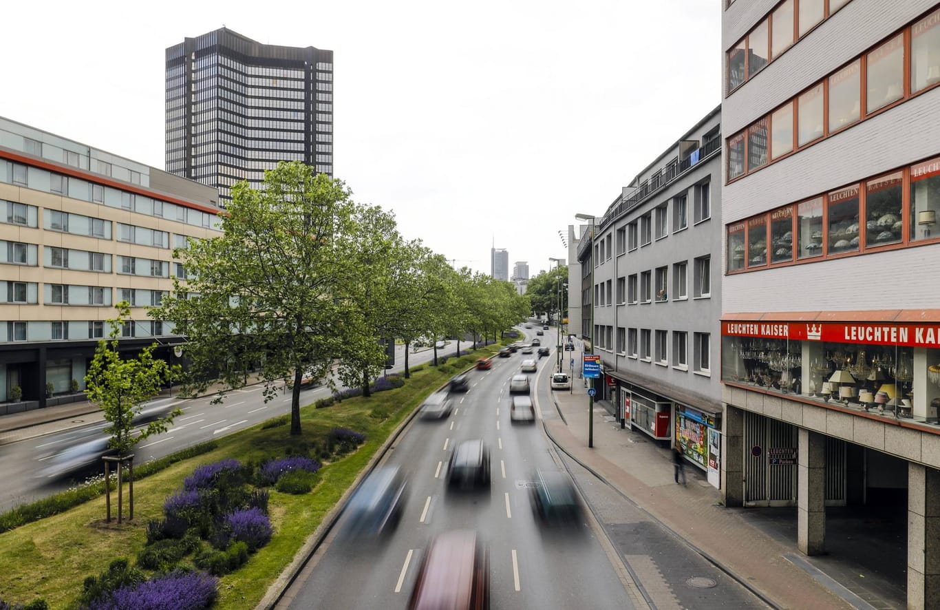 Autos fahren auf der Schützenbahn in Essen: In der Stadt drohen massive Dieselfahrverbote.