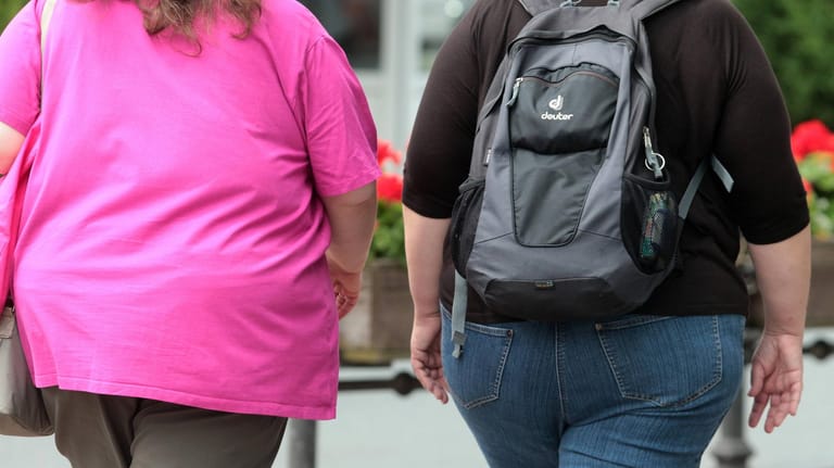 Übergewichtige Menschen: Die Ernährungsweise und das Bewegungsverhalten sind starke Einflussfaktoren für Übergewicht.