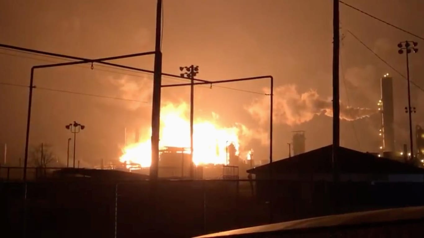 Feuerball über Port Neches: In der texanischen Stadt hat es einen Unfall in einer Chemiefabrik gegeben.