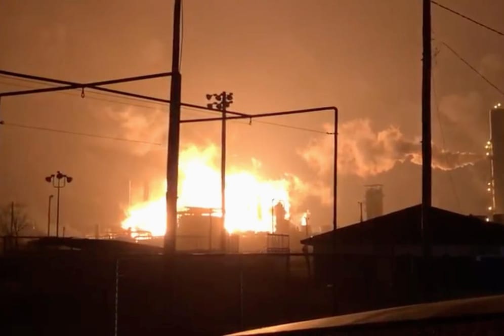 Feuerball über Port Neches: In der texanischen Stadt hat es einen Unfall in einer Chemiefabrik gegeben.