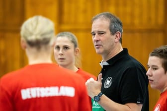 Bundestrainer Henk Groener will mit der Frauen-Handballnationalmannschaft bei der WM mindestens Rang sieben erreichen.