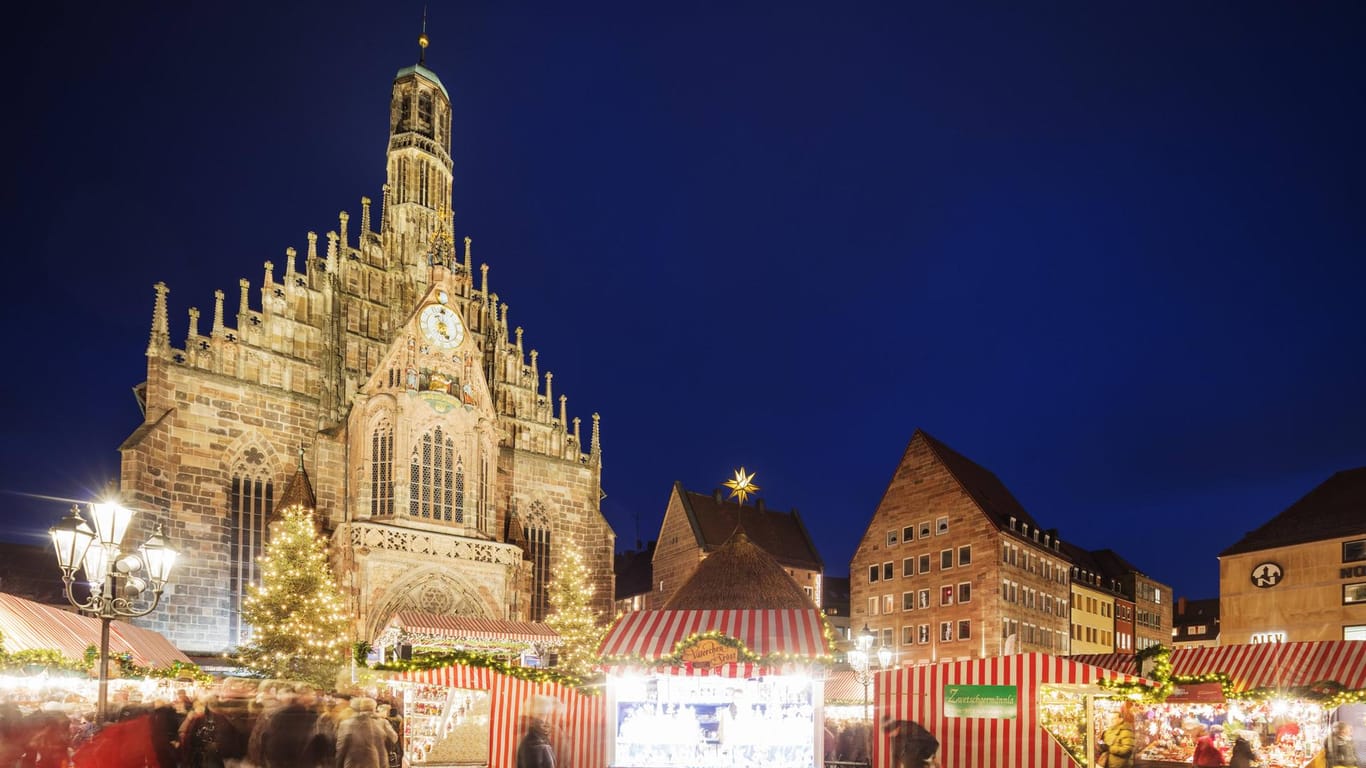 Die Frauenkirche zur Weihnachtszeit: Die Kirche Unserer Lieben Frau steht an der Ostseite des Hauptmarktes.