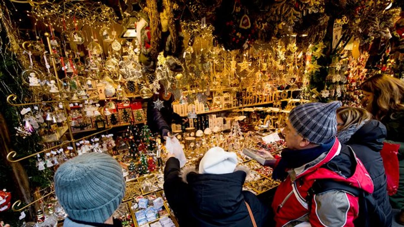 Haben Verbraucher auf dem Weihnachtsmarkt defekte Ware gekauft, können sie diese zurückgeben.
