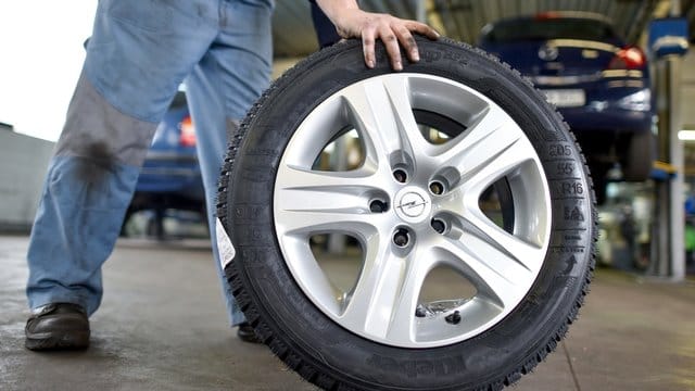 Um als Autofahrer sicher durch die kalte Jahreszeit zu kommen, gehören geeignete Winterreifen ans Auto. Um als Autofahrer sicher durch die kalte Jahreszeit zu kommen, gehören geeignete Winterreifen ans Auto.