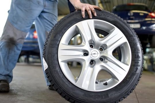 Um als Autofahrer sicher durch die kalte Jahreszeit zu kommen, gehören geeignete Winterreifen ans Auto.
