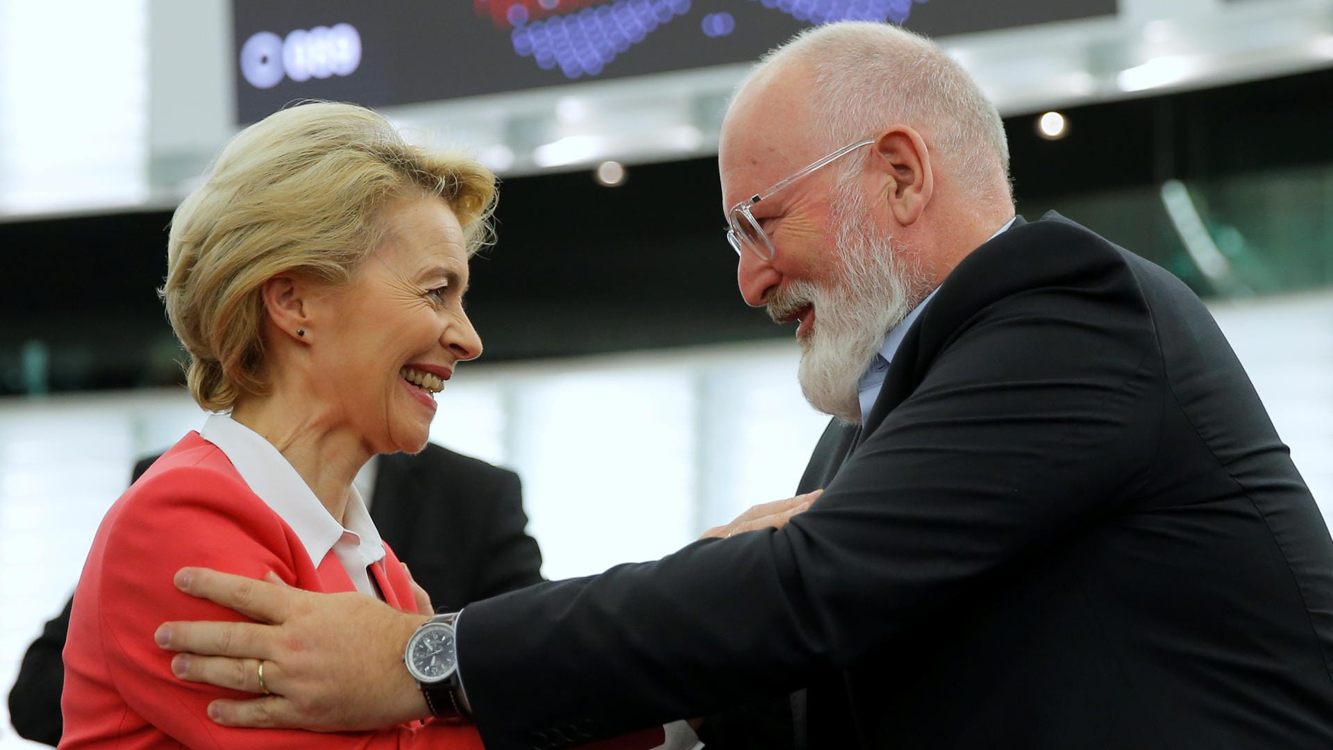 Kommissionspräsidentin Ursula von der Leyen mit ihrem Vize-Präsidenten Frans Timmermans: Das Europaparlament bestätigt von der Leyens neues Team.