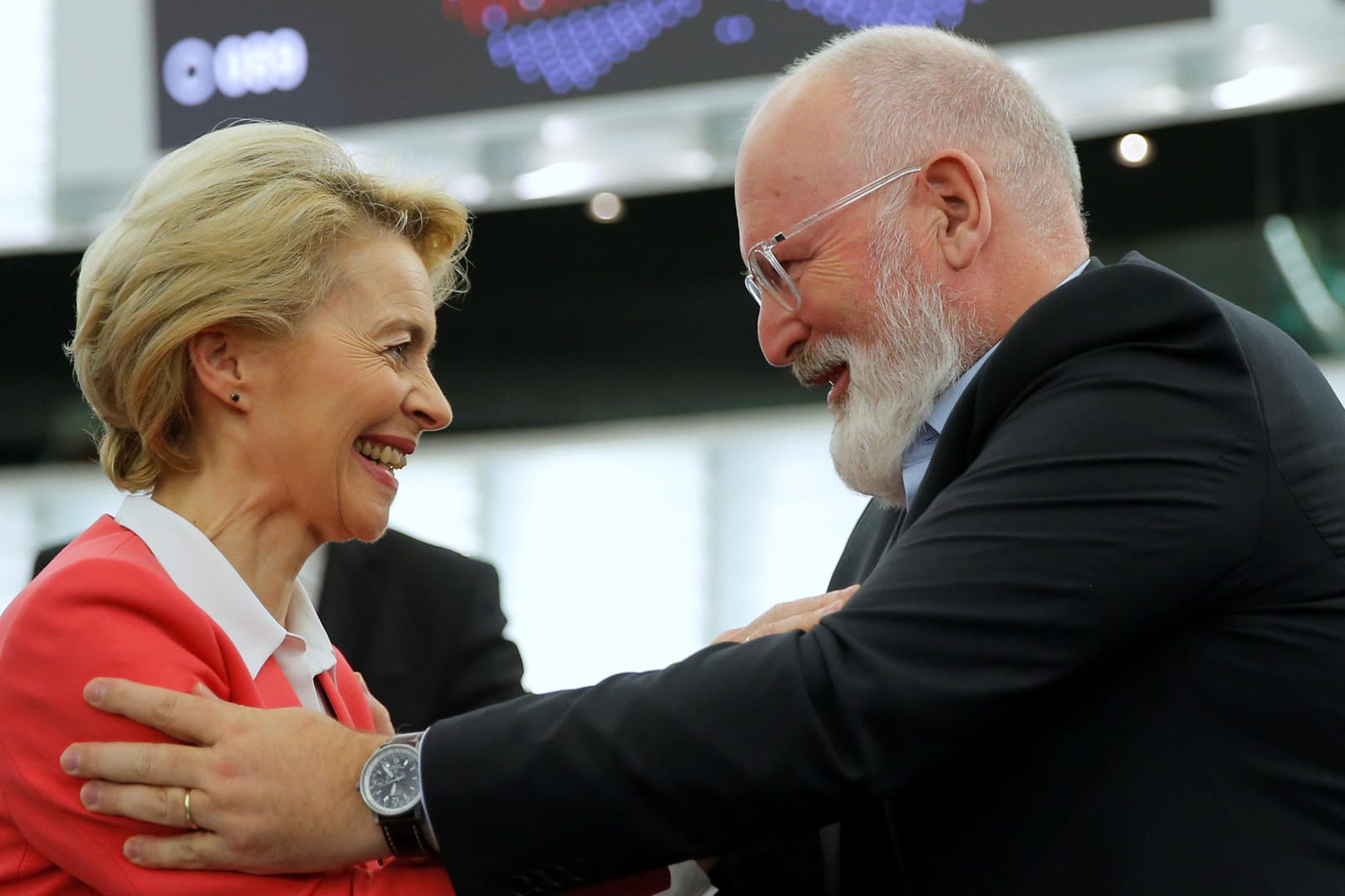 Kommissionspräsidentin Ursula von der Leyen mit ihrem Vize-Präsidenten Frans Timmermans: Das Europaparlament bestätigt von der Leyens neues Team.