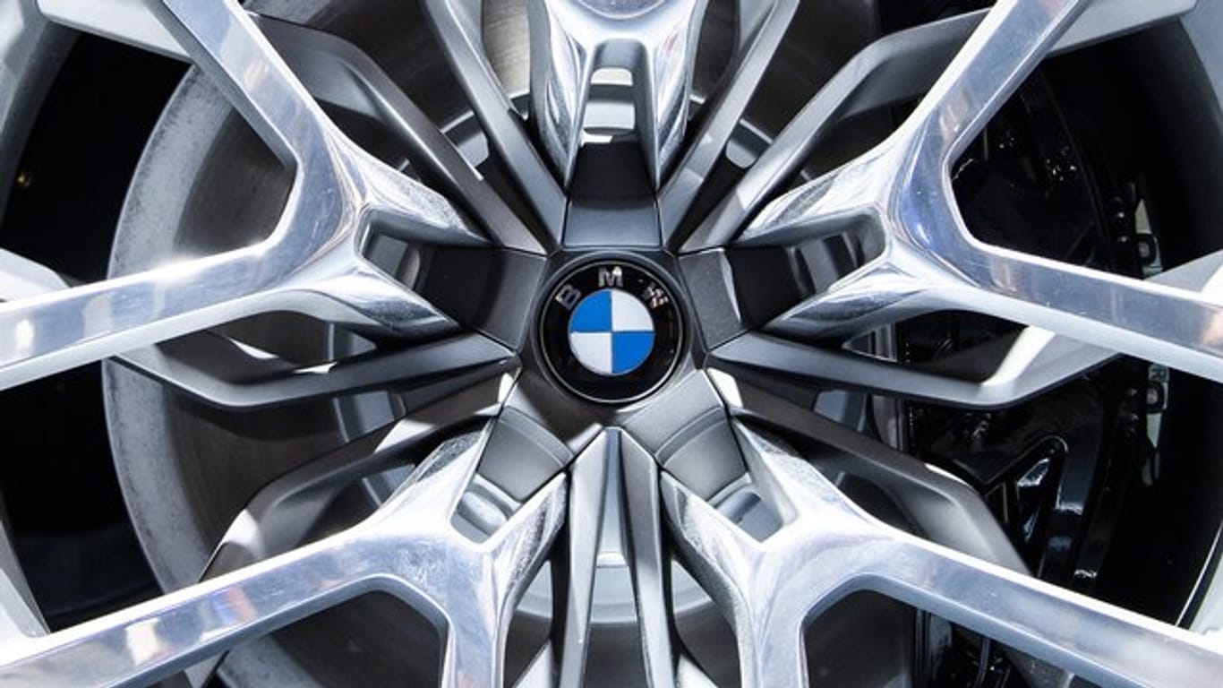 Felge mit BMW-Logo: Nach dem neuen Sparpaket erhalten Mitarbeiter, die freiwillig von 35 auf 40 Stunden Arbeitszeit erhöhen, zum Beispiel Weihnachtsgeld und Erfolgsbeteiligung auf Basis der 35-Stunden-Woche.