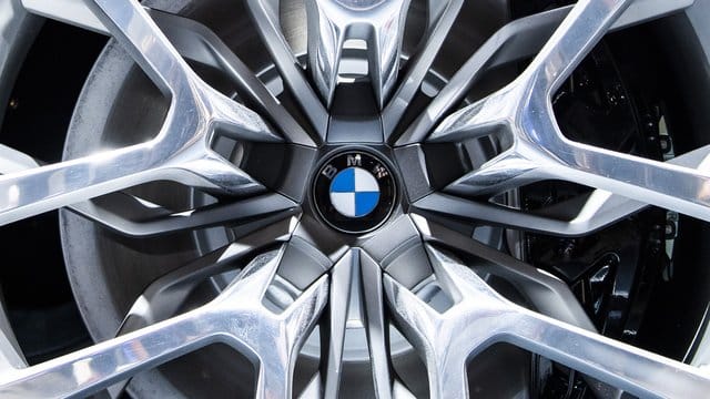 Felge mit BMW-Logo: Nach dem neuen Sparpaket erhalten Mitarbeiter, die freiwillig von 35 auf 40 Stunden Arbeitszeit erhöhen, zum Beispiel Weihnachtsgeld und Erfolgsbeteiligung auf Basis der 35-Stunden-Woche.