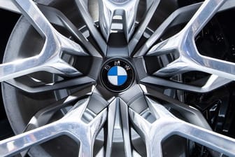 Felge mit BMW-Logo: Nach dem neuen Sparpaket erhalten Mitarbeiter, die freiwillig von 35 auf 40 Stunden Arbeitszeit erhöhen, zum Beispiel Weihnachtsgeld und Erfolgsbeteiligung auf Basis der 35-Stunden-Woche.