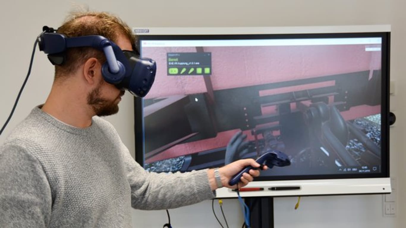Im Trainingszentrum der Deutschen Bahn können Auszubildende mit einer VR-Brille üben, Güterwaggons aneinanderzukoppeln.