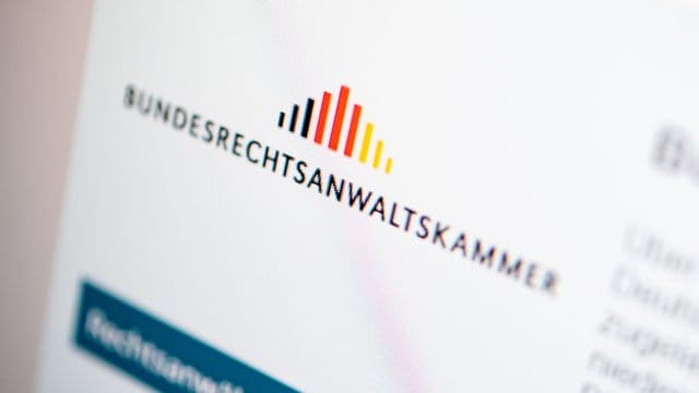 Ein Verzeichnis aller in Deutschland zugelassenen Rechtsanwälte stellt die Bundesrechtsanwaltskammer online bereit. Ein Verzeichnis aller in Deutschland zugelassenen Rechtsanwälte stellt die Bundesrechtsanwaltskammer online bereit.