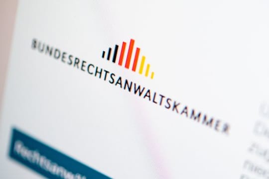 Ein Verzeichnis aller in Deutschland zugelassenen Rechtsanwälte stellt die Bundesrechtsanwaltskammer online bereit. Ein Verzeichnis aller in Deutschland zugelassenen Rechtsanwälte stellt die Bundesrechtsanwaltskammer online bereit.
