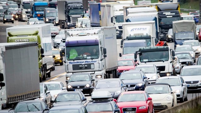 "Viel Spaß auf den langen bayerischen Autobahnen" - mit diesen Worten kritisierte der Hamburger Schulsenator Ties Rabe Bayerns Haltung zu den Sommerferien-Terminen.