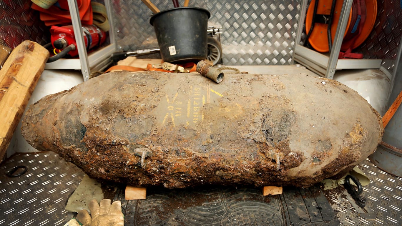 Eine Fünf-Zentner-Bombe liegt auf einem Lastwagen: Solch ein Exemplar ist am Mittwoch in Essen entdeckt worden.