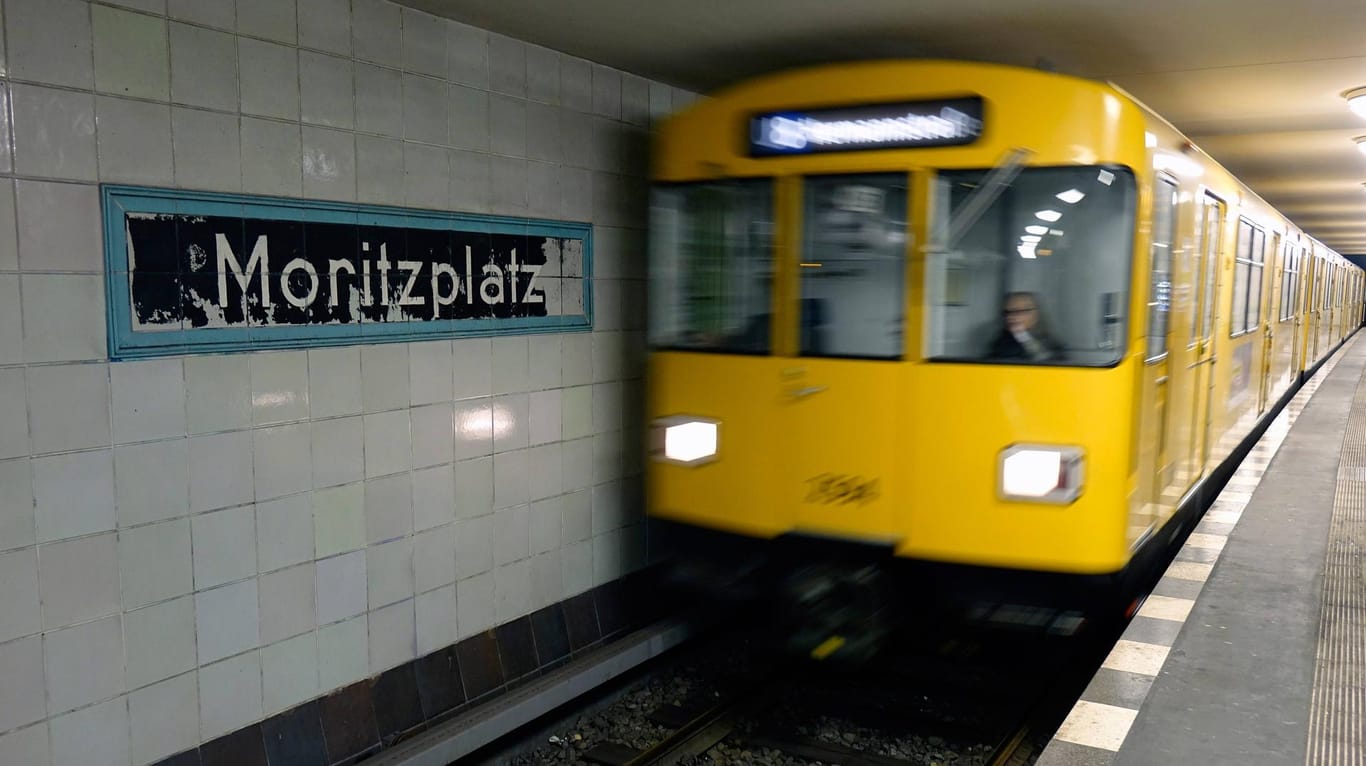 Einfahrende U-Bahn an der Station Moritzplatz: Passanten griffen direkt ein und zogen den Mann aus dem Gleisbett.