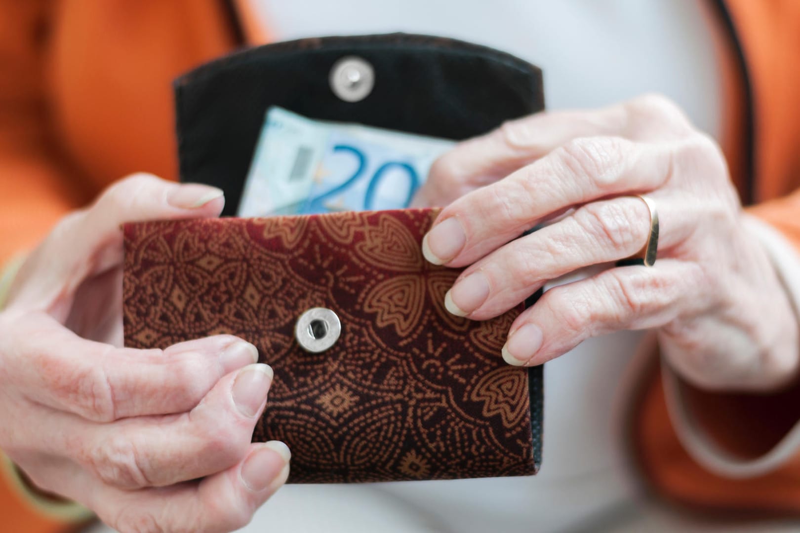 Eine Seniorin mit einer Geldbörse: Seit 2005 können Rentenbeiträge vom steuerpflichtigen Einkommen abgezogen werden. Eine Seniorin mit einer Geldbörse: Seit 2005 können Rentenbeiträge vom steuerpflichtigen Einkommen abgezogen werden.