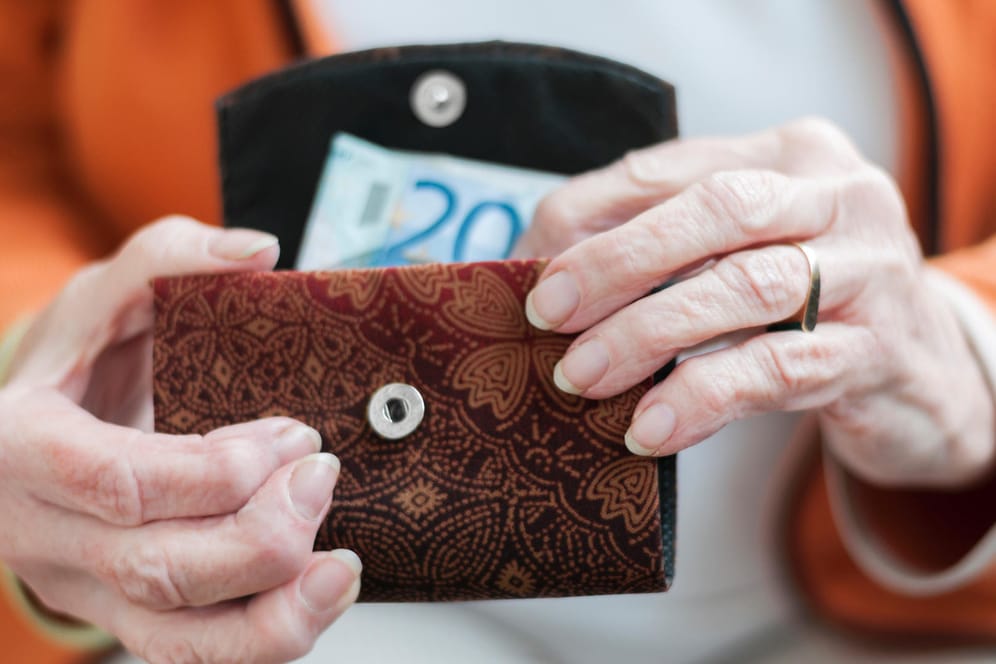 Eine Seniorin mit einer Geldbörse: Seit 2005 können Rentenbeiträge vom steuerpflichtigen Einkommen abgezogen werden.
