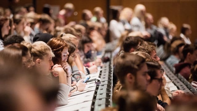 Laut dem Statistischen Bundesamt sind zum Wintersemester 2019/20 897.