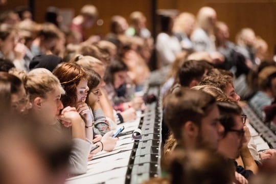 Laut dem Statistischen Bundesamt sind zum Wintersemester 2019/20 897.