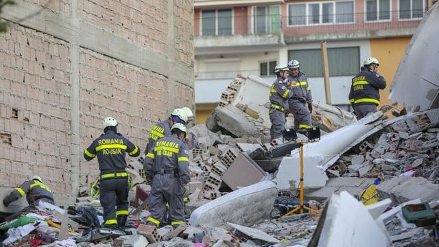 Rettungskräfte durchsuchen die Trümmer eines eingestürzten Gebäudes in Durres. Rettungskräfte durchsuchen die Trümmer eines eingestürzten Gebäudes in Durres.